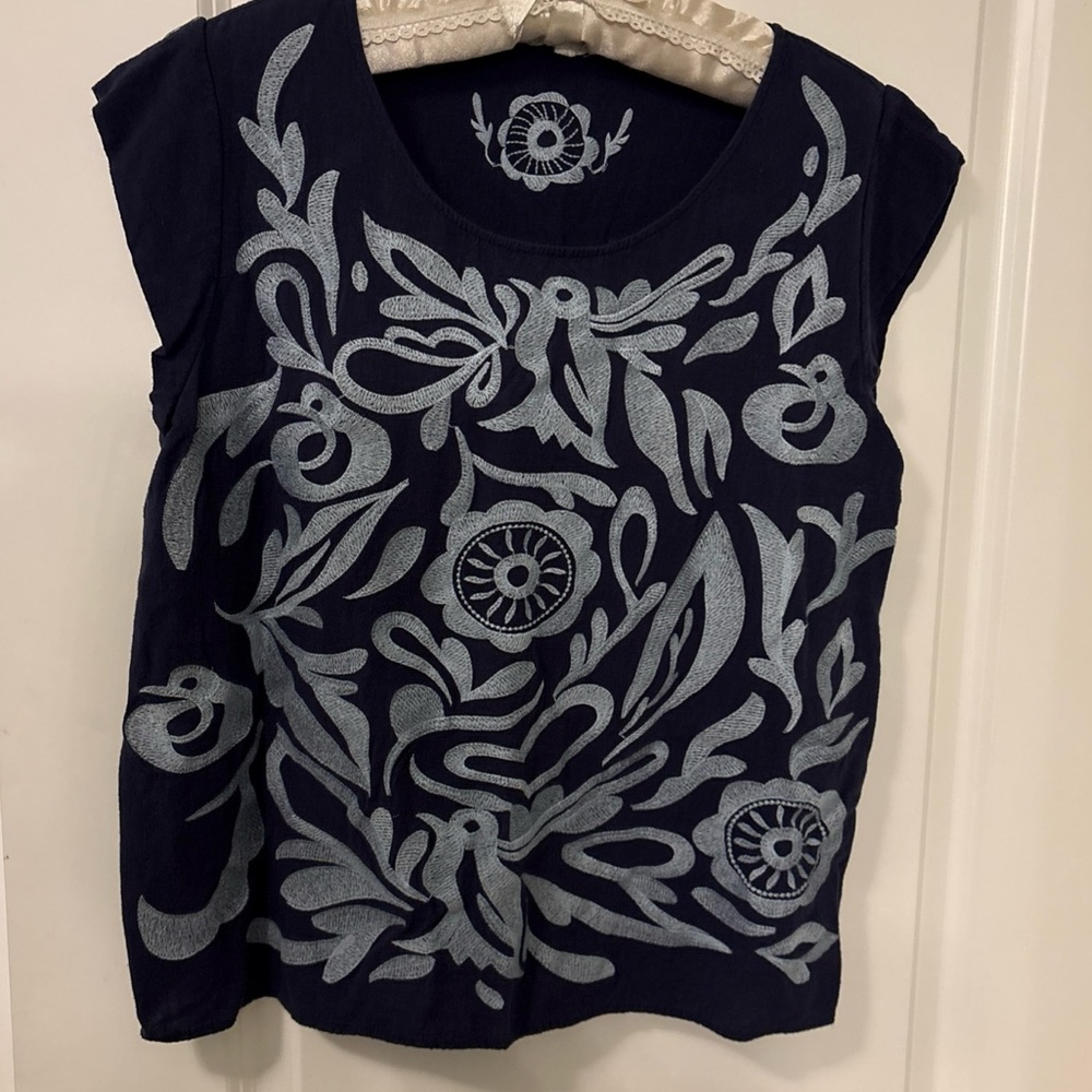 THML Navy Blue w/ Lt Blue Embroidery Floral/Bird Cap Sleeve Blouse- sz L